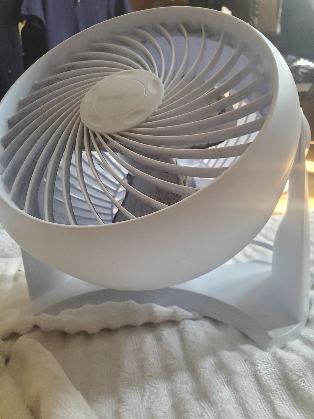 Honeywell Table Circulator Fan White  9"  3 speed Net Weight 3 Lbs 5ozused 1 mo